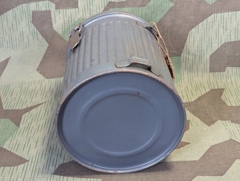 VM37 Volksgasmaske in Canister — image 12