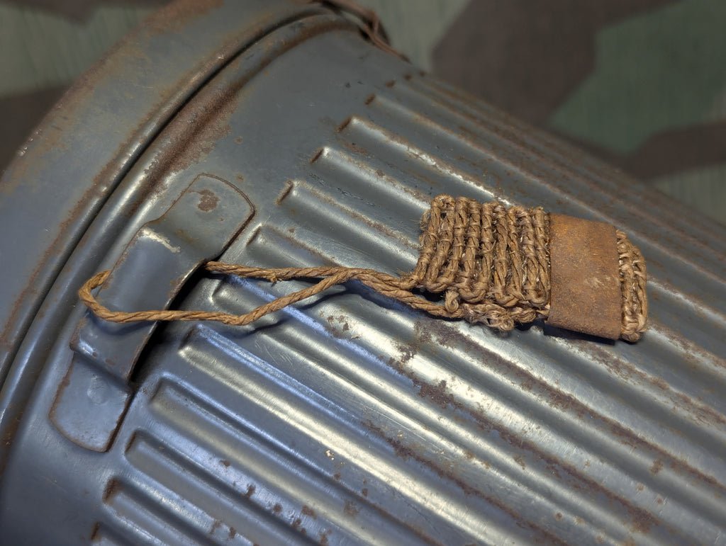 VM37 Volksgasmaske in Canister — image 13