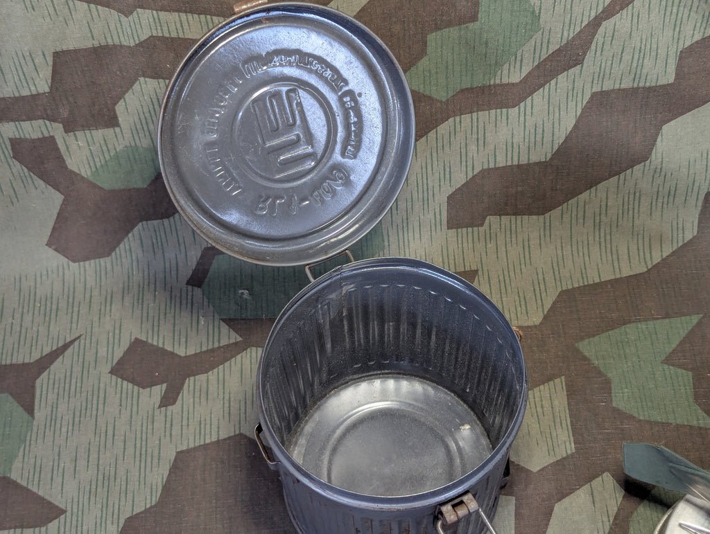 VM37 Volksgasmaske in Canister — image 14