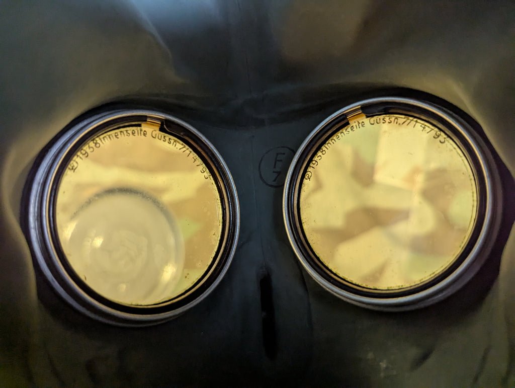 VM37 Volksgasmaske in Canister — image 15