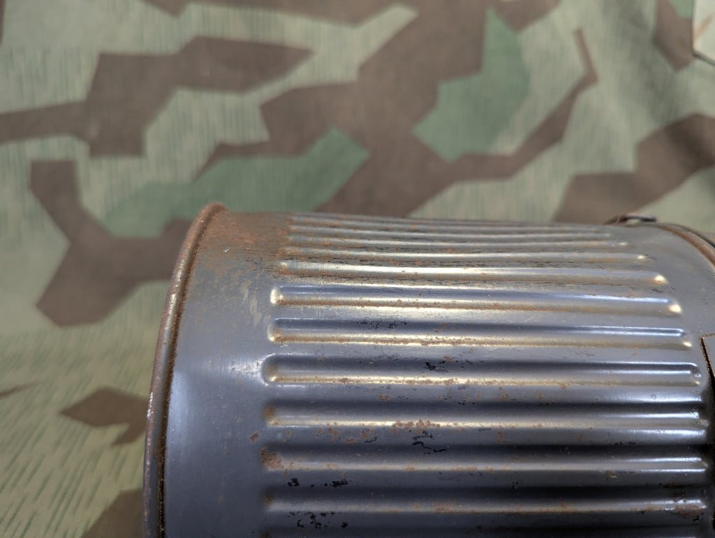 VM37 Volksgasmaske in Canister — image 16