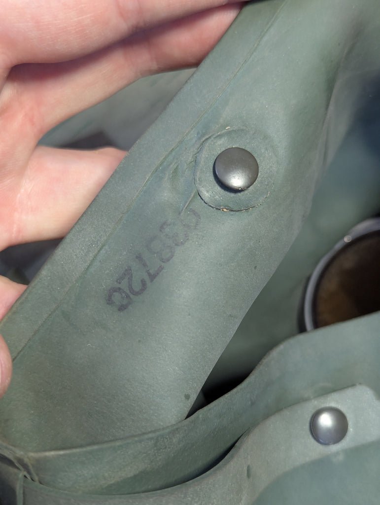 VM37 Volksgasmaske in Canister — image 8