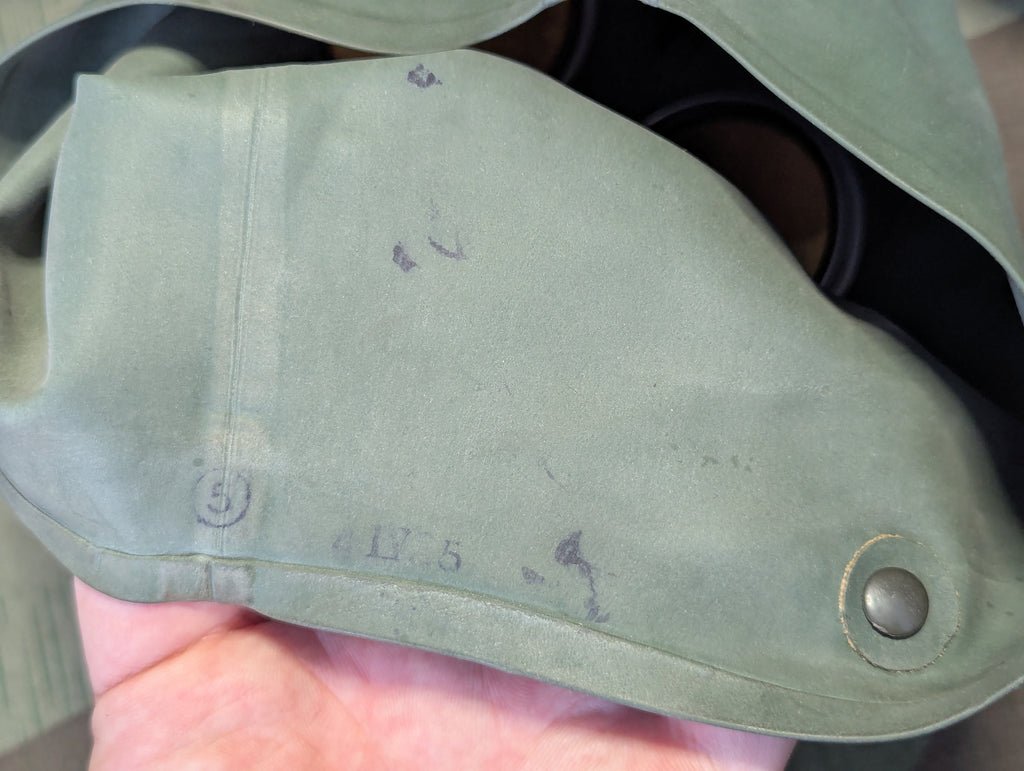 VM37 Volksgasmaske in Canister — image 9