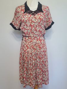German Red White Black Flower Print Rayon Dress(B-38' W-28' H-35')