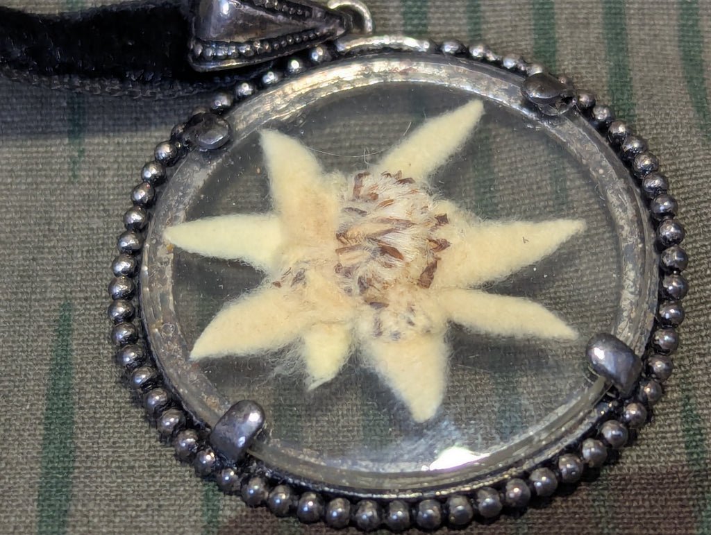 Edelweiss Velvet Necklace — image 3