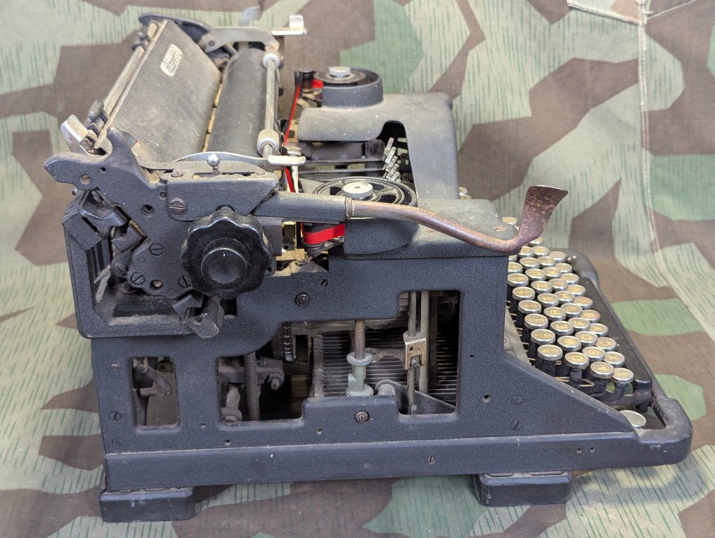 Olivetti M40 Simplified Kriegsausführung Italian German Typewriter (Needs Work) — image 10