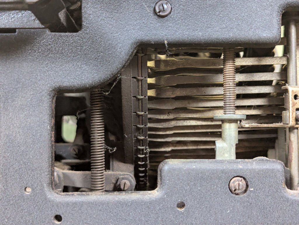 Olivetti M40 Simplified Kriegsausführung Italian German Typewriter (Needs Work) — image 11