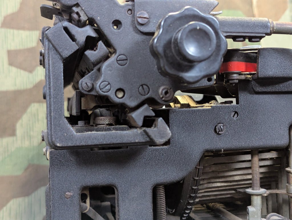 Olivetti M40 Simplified Kriegsausführung Italian German Typewriter (Needs Work) — image 12