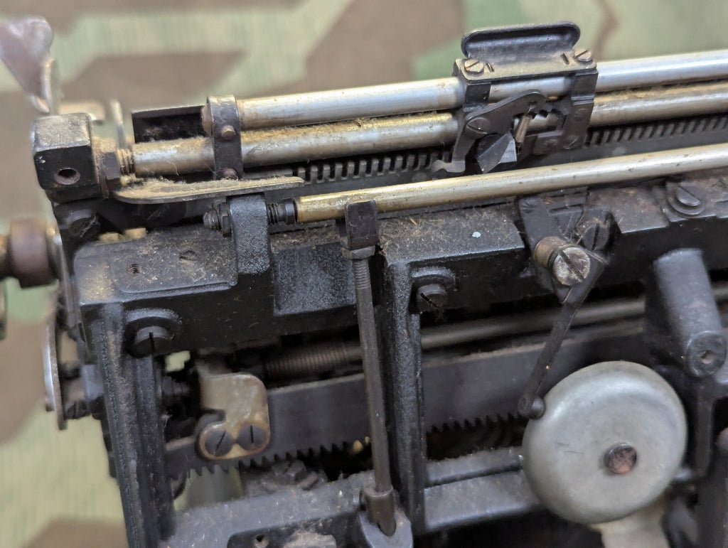 Olivetti M40 Simplified Kriegsausführung Italian German Typewriter (Needs Work) — image 16