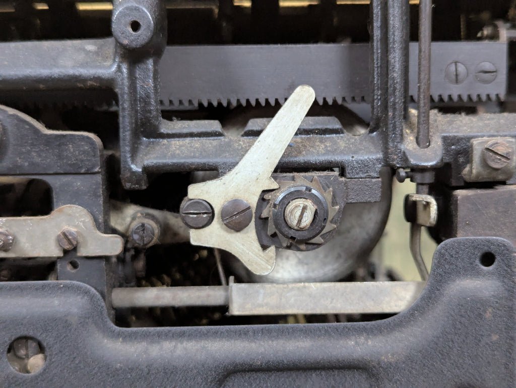 Olivetti M40 Simplified Kriegsausführung Italian German Typewriter (Needs Work) — image 17