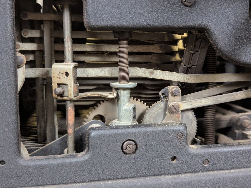 Olivetti M40 Simplified Kriegsausführung Italian German Typewriter (Needs Work) — image 19