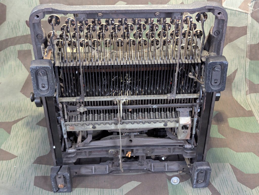 Olivetti M40 Simplified Kriegsausführung Italian German Typewriter (Needs Work) — image 21