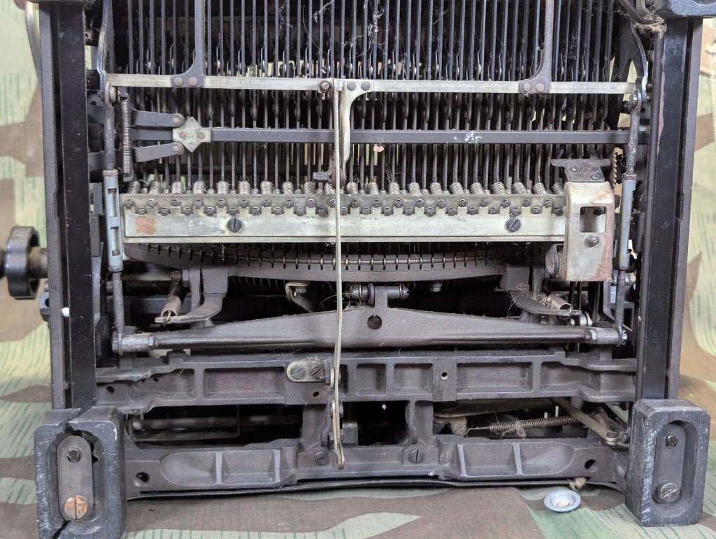 Olivetti M40 Simplified Kriegsausführung Italian German Typewriter (Needs Work) — image 23