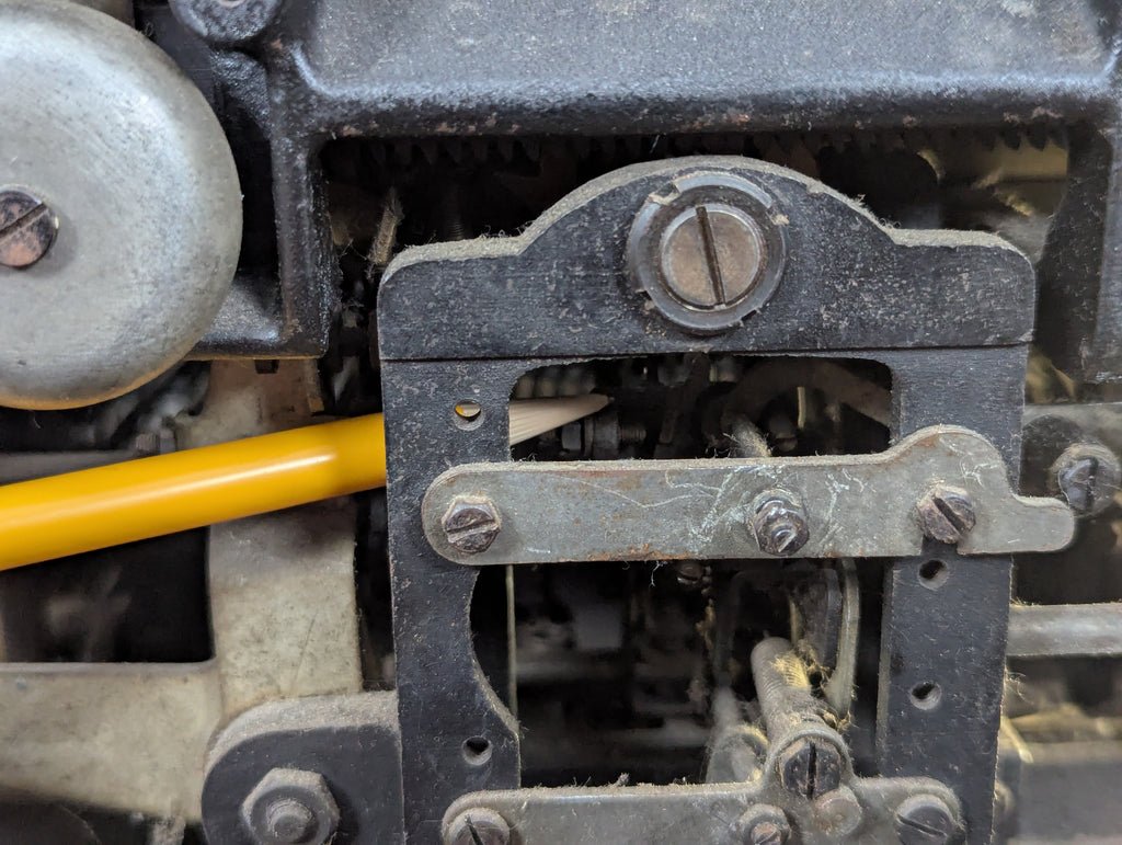 Olivetti M40 Simplified Kriegsausführung Italian German Typewriter (Needs Work) — image 26