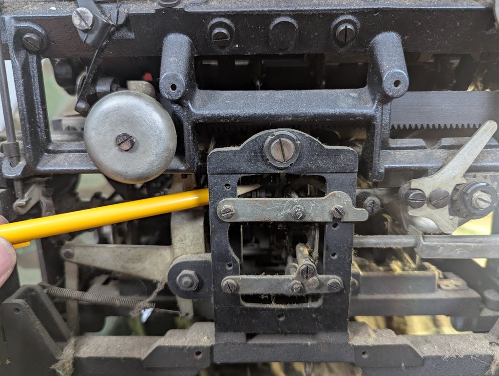 Olivetti M40 Simplified Kriegsausführung Italian German Typewriter (Needs Work) — image 27