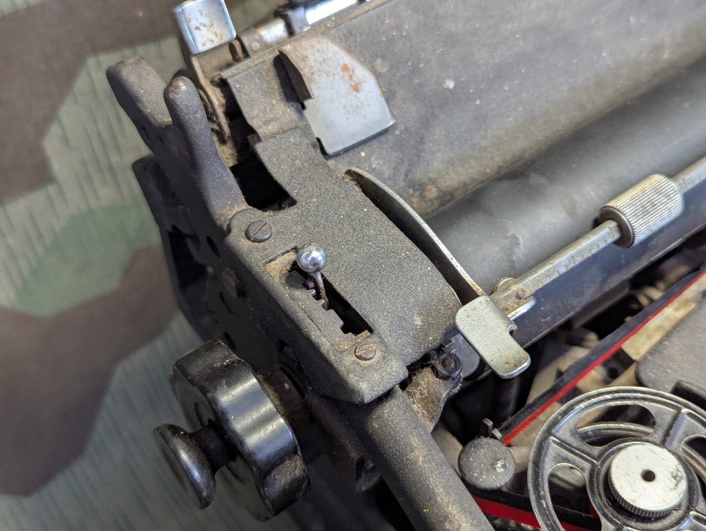Olivetti M40 Simplified Kriegsausführung Italian German Typewriter (Needs Work) — image 8