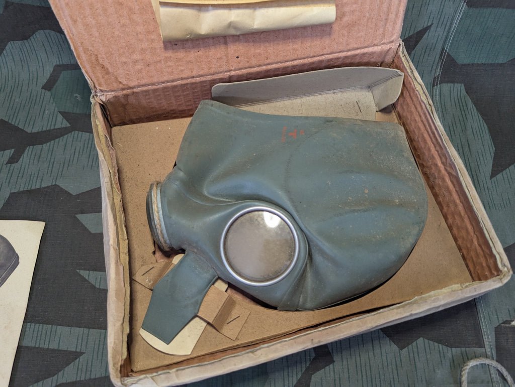 VM37 Volksgasmaske Luftschutz Gas Mask w/ Box — image 5