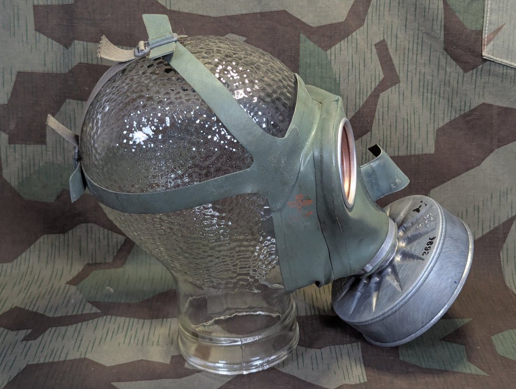 VM40 Volksgasmaske in Canister — image 14
