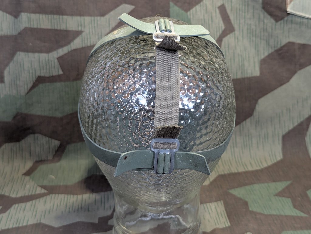 VM40 Volksgasmaske in Canister — image 16