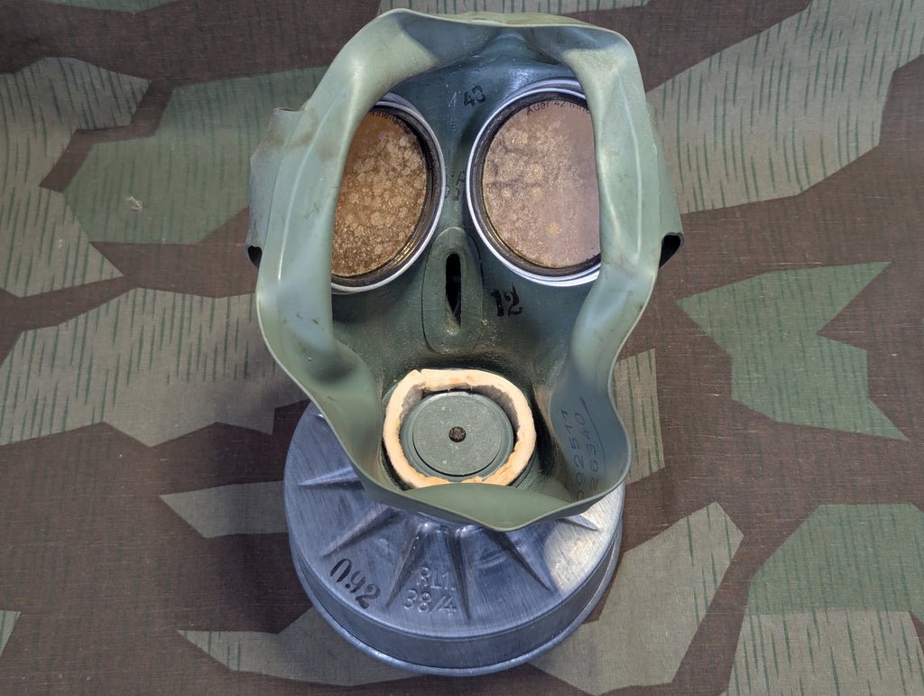 VM40 Volksgasmaske in Canister — image 21