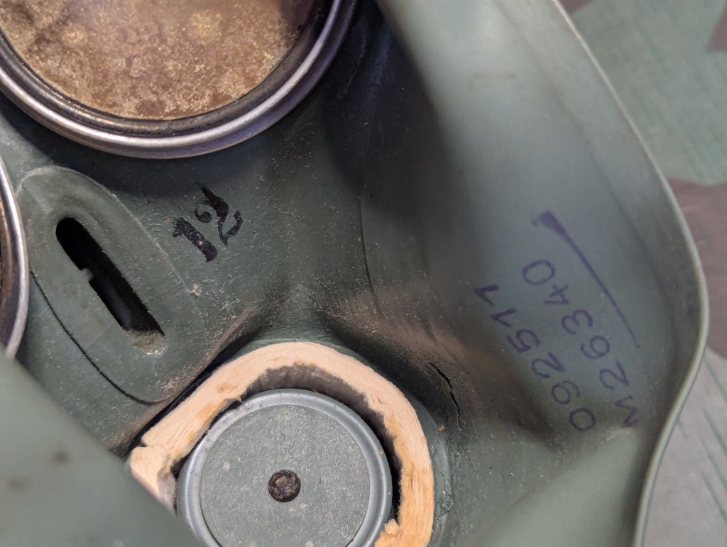 VM40 Volksgasmaske in Canister — image 22
