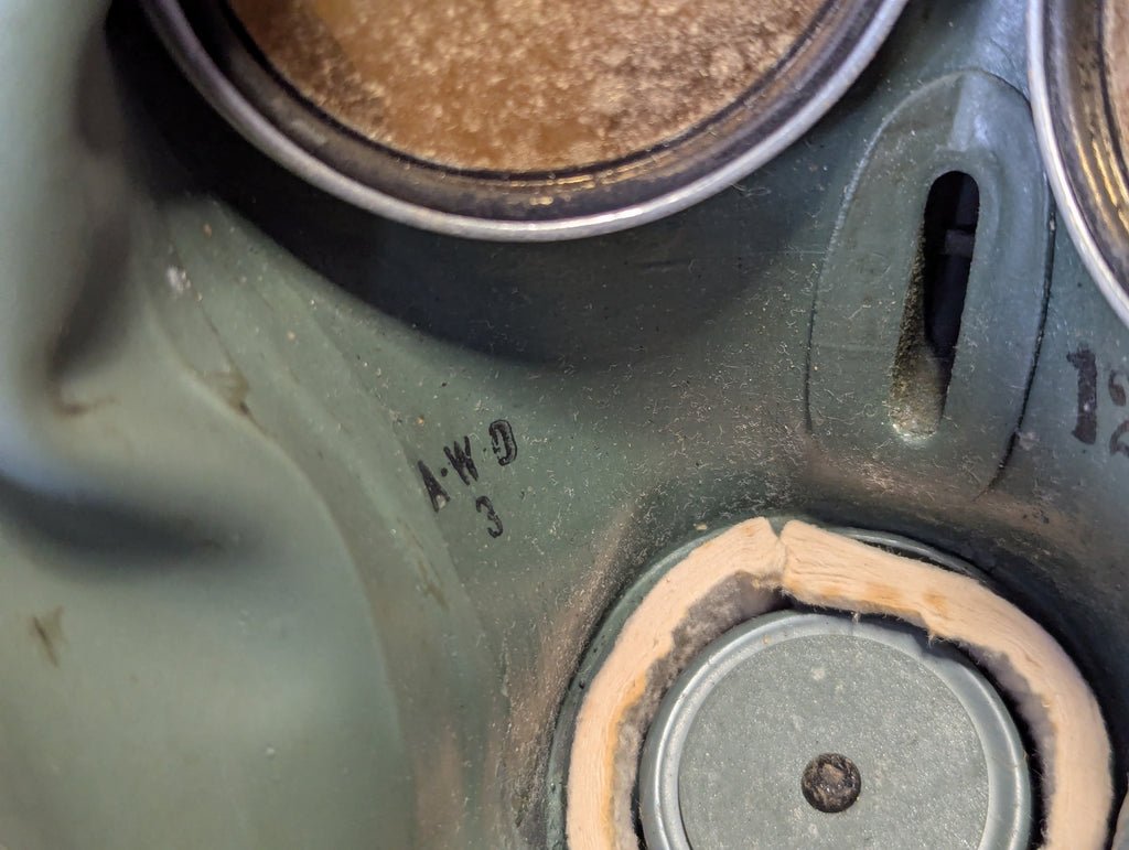 VM40 Volksgasmaske in Canister — image 23