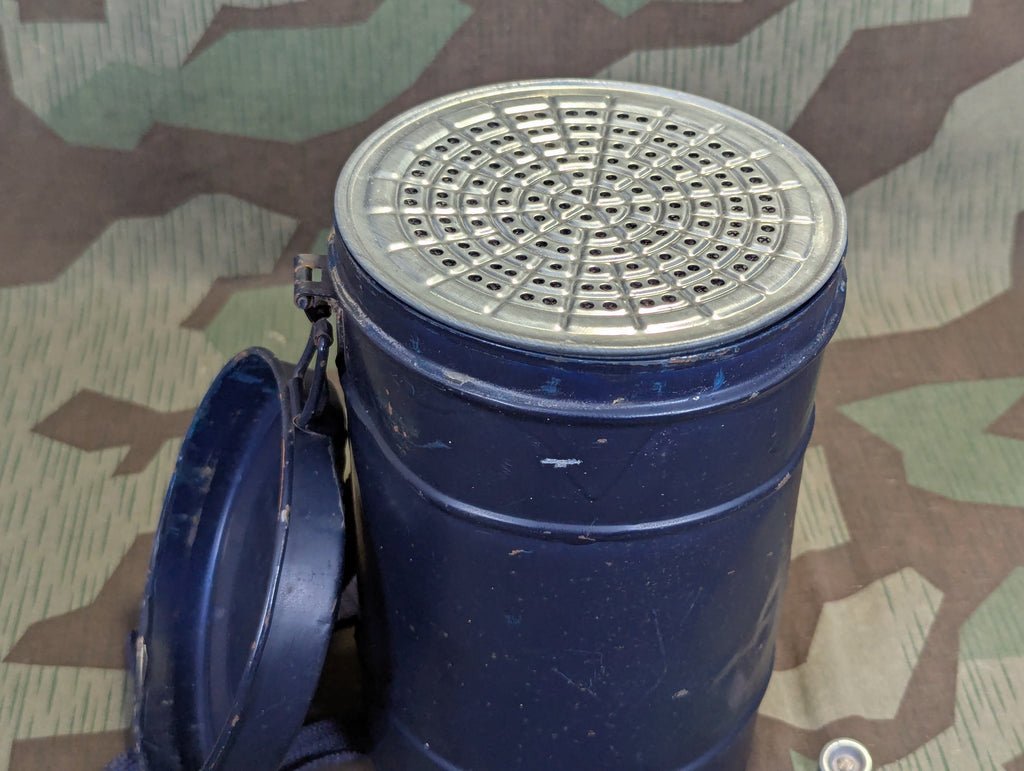 VM40 Volksgasmaske in Canister — image 24