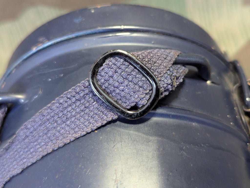 VM40 Volksgasmaske in Canister — image 25