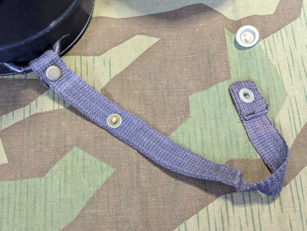 VM40 Volksgasmaske in Canister — image 4