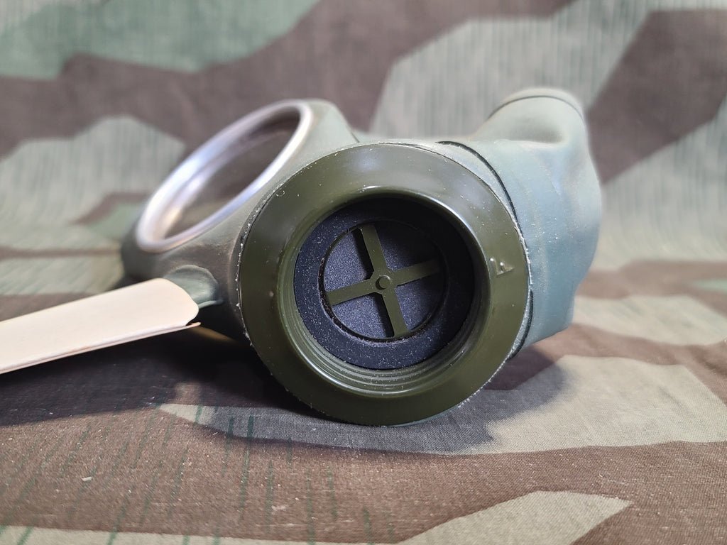 VM40 Volksgasmaske Luftschutz Female Gas Mask in Box — image 10