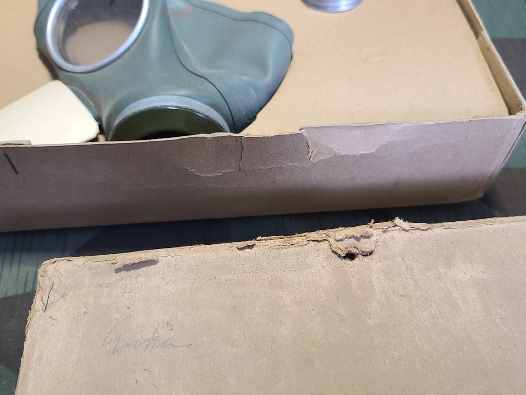 VM40 Volksgasmaske Luftschutz Female Gas Mask in Box — image 15