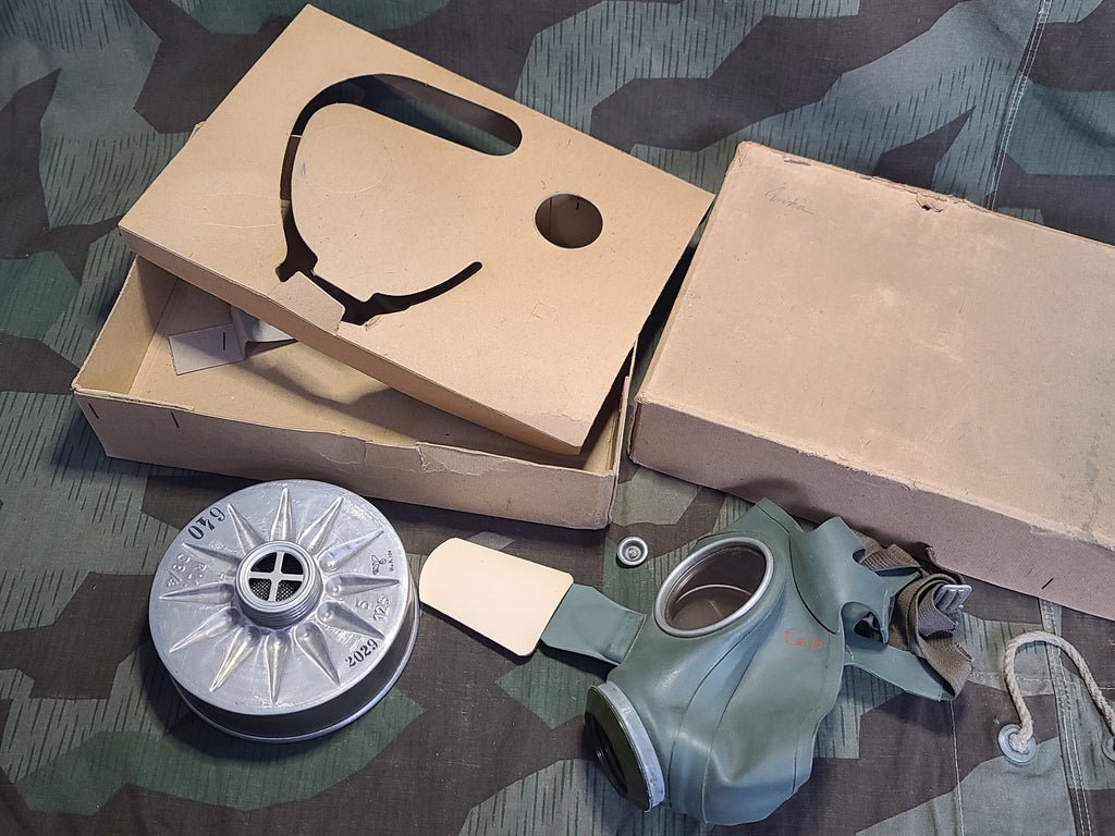 VM40 Volksgasmaske Luftschutz Female Gas Mask in Box — image 2
