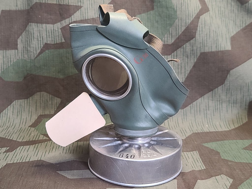 VM40 Volksgasmaske Luftschutz Female Gas Mask in Box — image 3