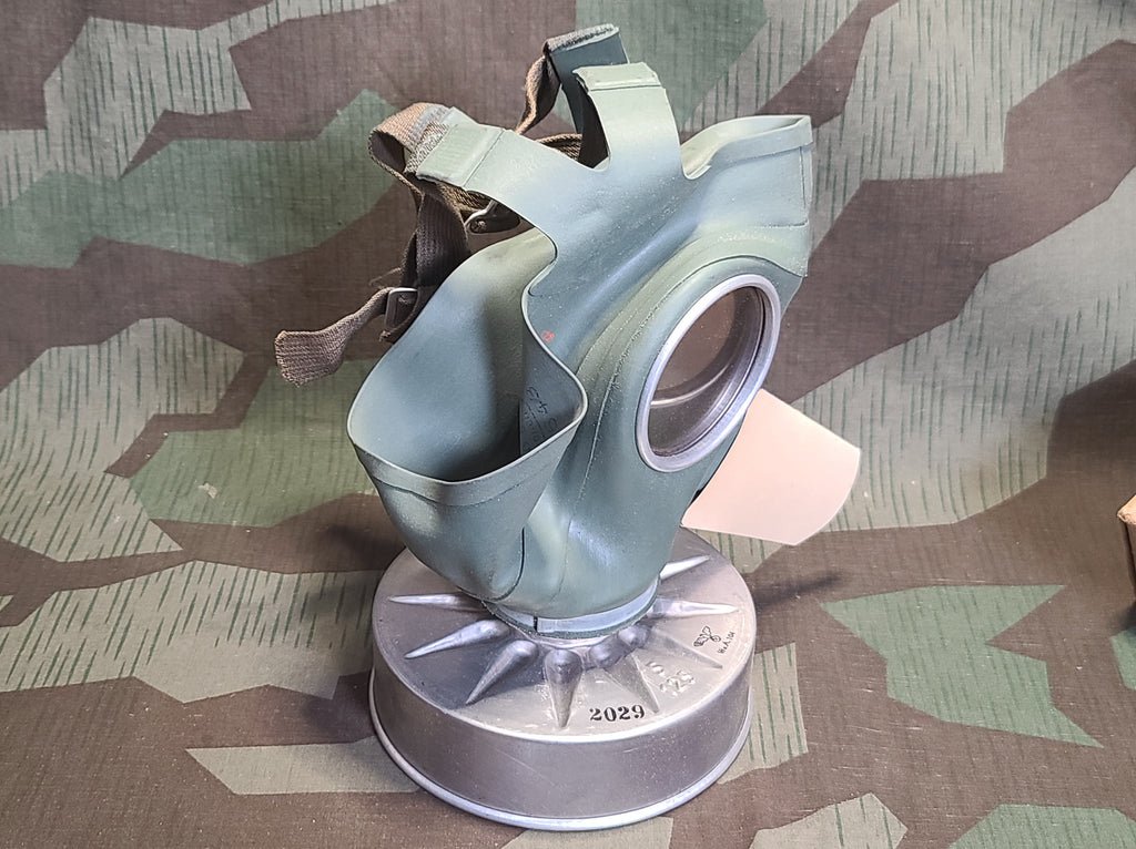 VM40 Volksgasmaske Luftschutz Female Gas Mask in Box — image 4