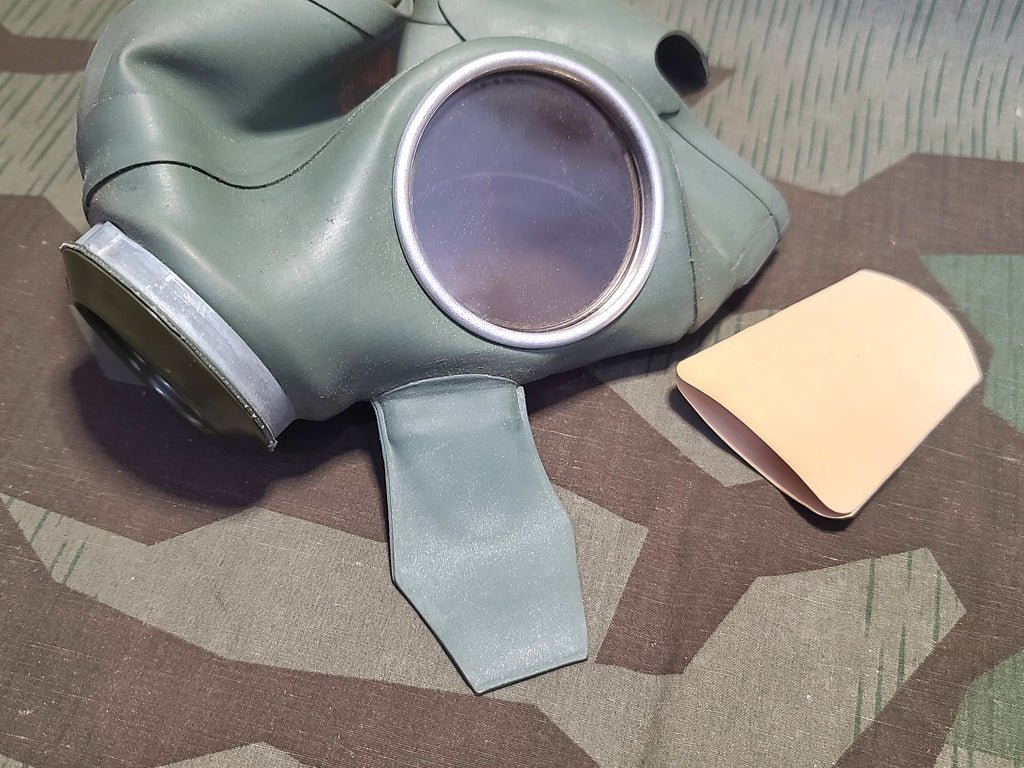 VM40 Volksgasmaske Luftschutz Female Gas Mask in Box — image 9