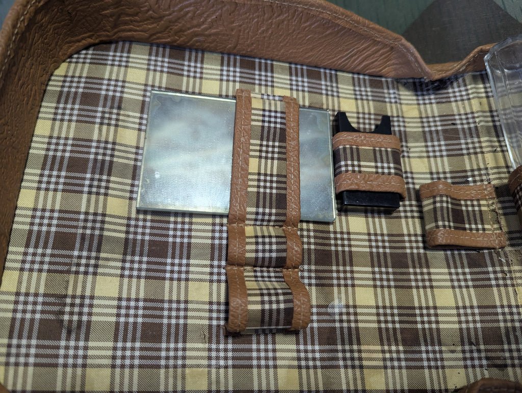 Hygiene Kit Bakelite Pieces — image 3