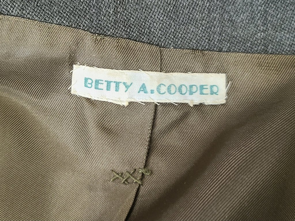 Women's Marine Corps Uniform Jacket and Skirt Named(B-35' W-25' H-34') — image 25