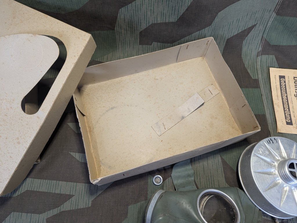 VM40 Volksgasmaske Luftschutz Mens Gas Mask in Box — image 11