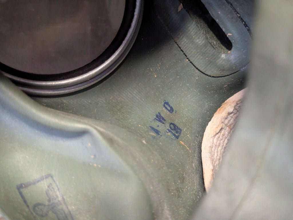 VM40 Volksgasmaske Luftschutz Mens Gas Mask in Box — image 15