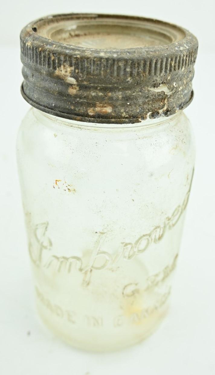 Canadian WW2 Bottle of GEM 'Nebo Monastery' — image 3