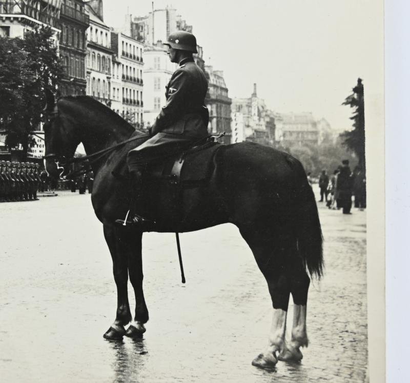 German WH Press Photo 'Paris Parade' — image 2