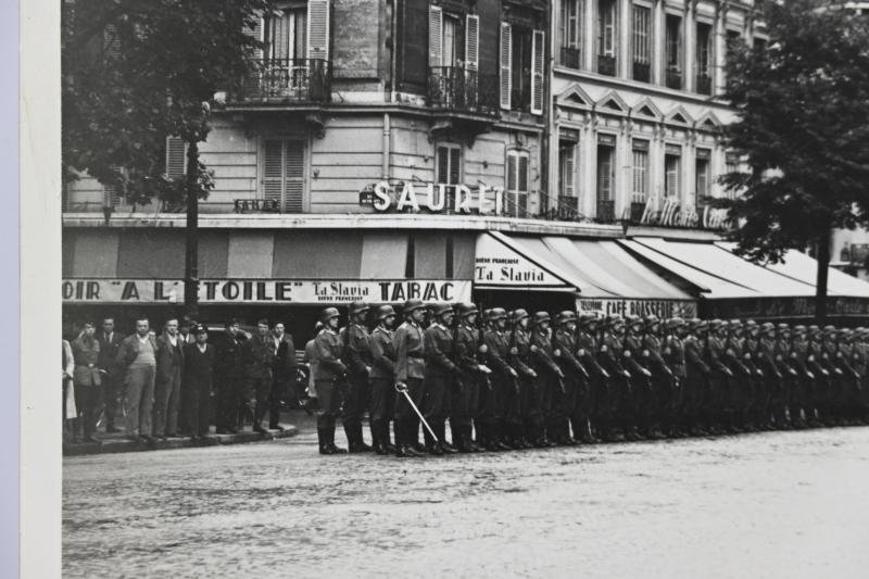 German WH Press Photo 'Paris Parade' — image 3