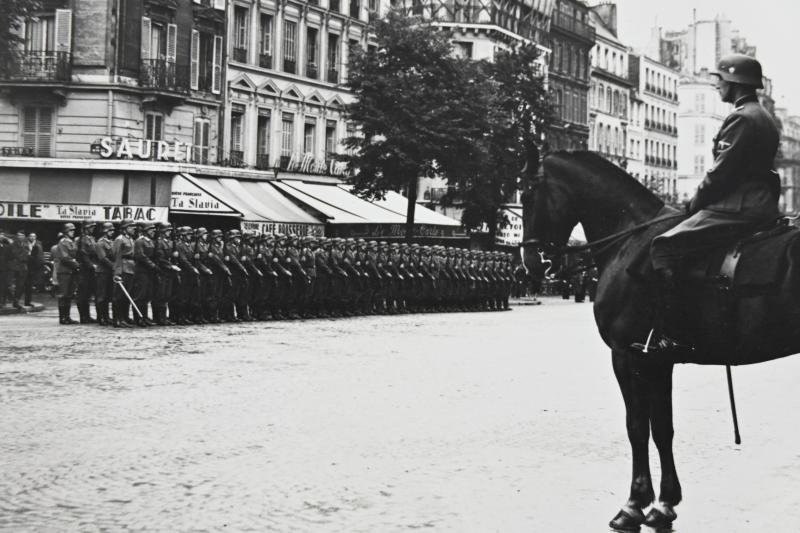 German WH Press Photo 'Paris Parade' — image 4