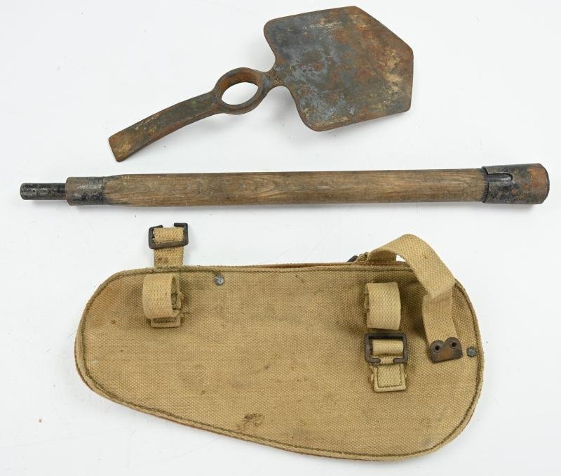 British WW2 Entrenching Tool in Pouch — image 5