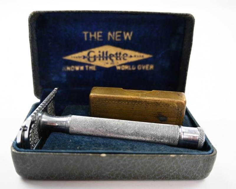 US WW2 Gilette Safety Razor Set in Case — image 3