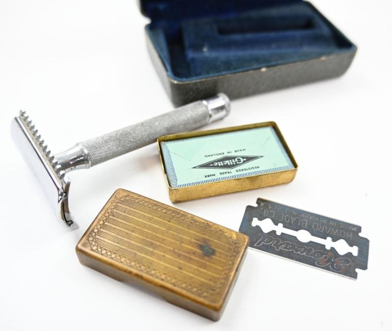 US WW2 Gilette Safety Razor Set in Case — image 4