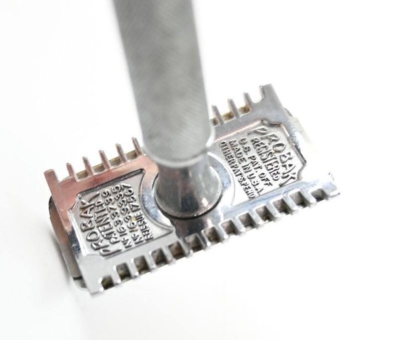 US WW2 Gilette Safety Razor Set in Case — image 5