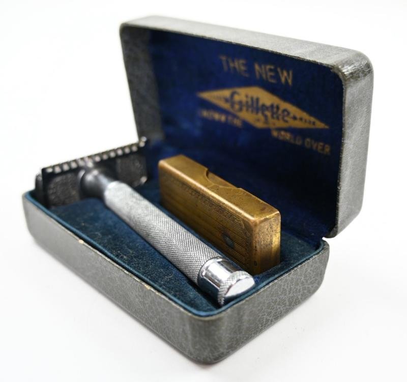 US WW2 Gilette Safety Razor Set in Case — image 6