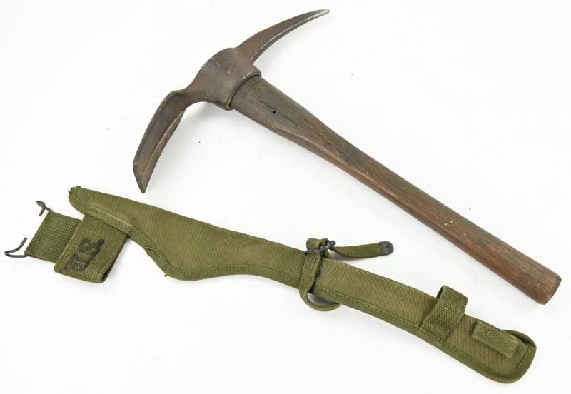 US WW2 M-1910 Pick-Mattock and carrying case — image 2