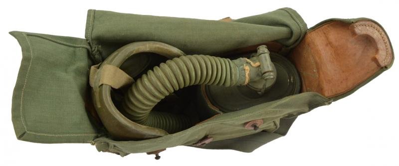 Dutch WW2 Mounted Troops Gasmask with Carrying Bag — image 4